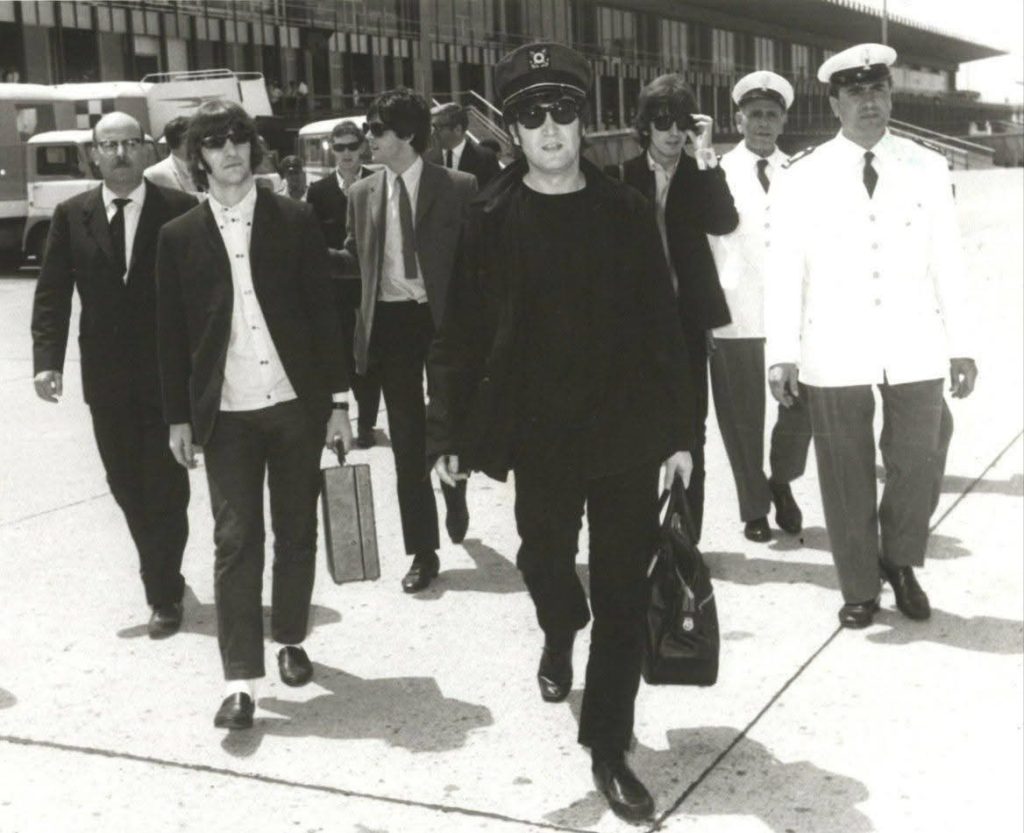 Beatles mentre si imbarcano all’aeroporto di Madrid